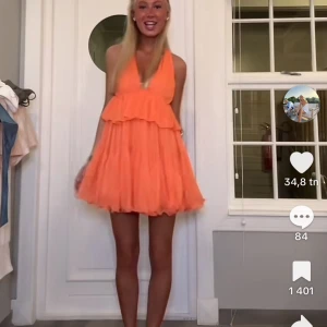 Orange volangklänning med djup v-ringning - Säljer en superfin orange klänning med volanger och djup v-ringning. köp via köp nu direkt eller Swish, kvar tills markerad som såld 💖 