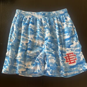  Shorts  - Säljer ett par blå EE shorts perfekta för sommaren. Storleken är XL men sitter bättre som M. Skriv om du har några funderingar eller frågor 