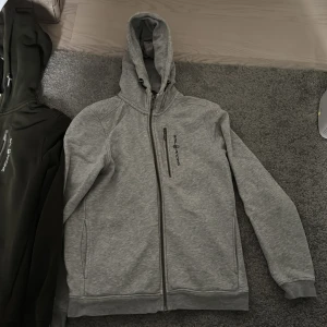 Sail Racing Hoodie/Tröja/Zip - Säljer två stycken oanvända sail racing hoodies i storlek xs/170 passar säkert xxs också. Perfekt nu till sommaren. 450styck. Ena är grå andra är mörkgrön. Båda för 750kr (150kr billigare). 