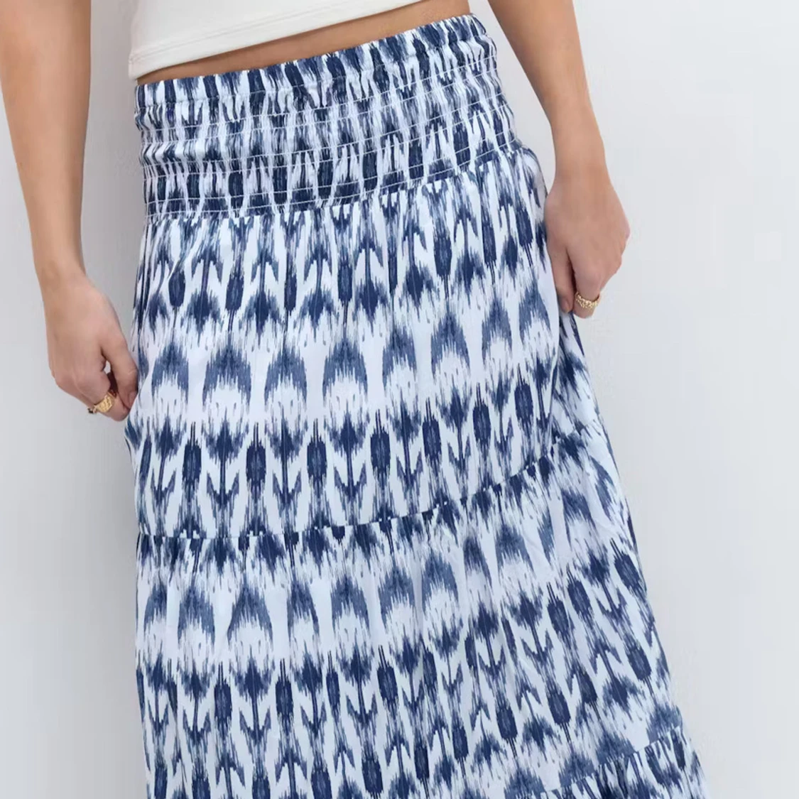 Blåvit långkjol med mönster - 2