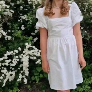 Vit klänning från monki  - Super söt klänning. Perfekt nu till sommaren! Använd en gång för längesen. Öppen för prisförslag!🥰💕 klänningen säljs ej längre på hemsidan.