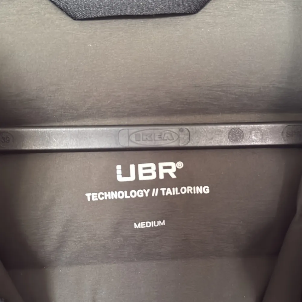 Säljer en grön dunjacka från UBR med Sonic Seam Technology och premium gåsdun. Jackan är ultralätt, har 4-vägs stretch. Perfekt för kyliga dagar med DWR väderskydd och dragkedja framtill. Inga användnings märken. Använd 3-4 gånger. Takit.