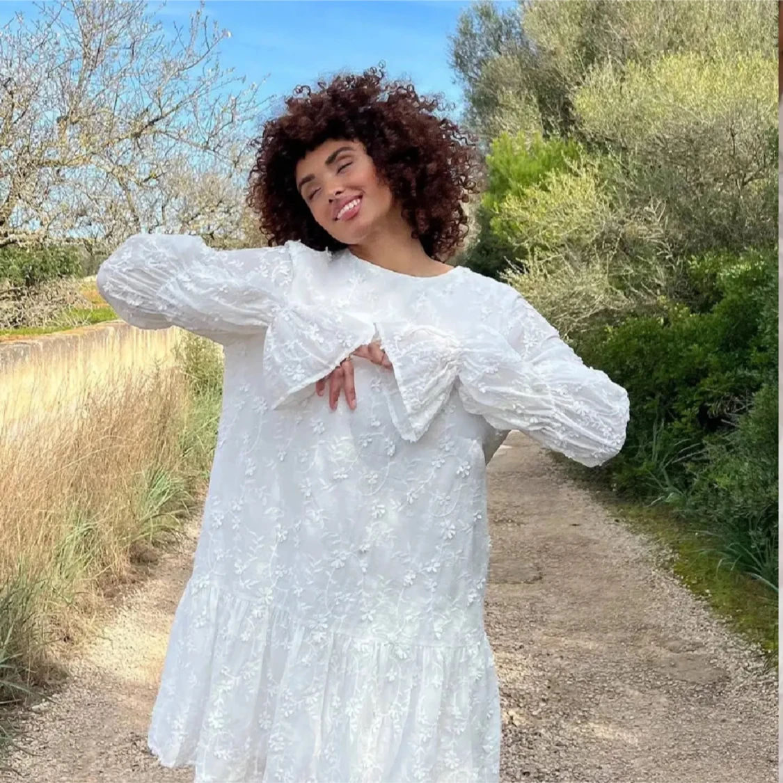 Vit blommig klänning med öppen rygg - 1