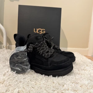 UGG Lowmel - Snygga svarta sneakers från UGG med tjock sula och mönstrade snören. Perfekta för en stilren look. Skorna har en robust design och är gjorda i ett slitstarkt material. Storlek 43 passar även 42 Box följer med tveka inte vid frågor.😊