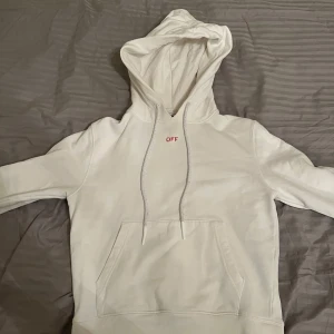 Off-White hoodie - Säljer en stilren vit Off-White hoodie i bra skick äkta såklart