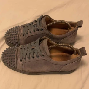 Loubs  - Tjena säljer mina gråa Louboutins! Dom är rätt använda. en spik är av men skulle ändå  sätta skicket på ungefär 6-7/10.  Dom är äkta men har inget bevis plus ingen box tillkommer. Vid minsta fundering är det bara o skriva!🤩