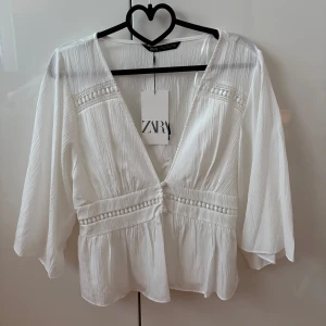 Blus från Zara - Superfin blus från Zara, aldrig använd💕 säljer eftersom den är för liten💕 skriv privat för mer bilder