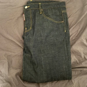 Mörkblå jeans från 24-7 Star dsq2 - Snygga mörkblå jeans från 24-7 Star med klassisk femficksdesign och kontrastsömmar. Perfekta för en stilren look. De har en midwaist passform och är tillverkade i slitstarkt denim.