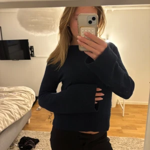 Stickad tröja - As snygg mörkblå stickad som är något tightare i överkroppen men har vida armar😊😊