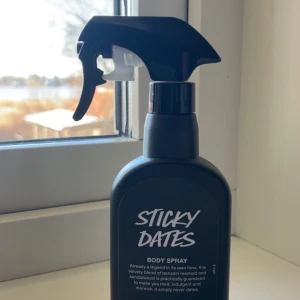 Sticky Dates Body Spray - Säljer en flaska Sticky Dates Body spray, god kola doft. Enbart testad :)