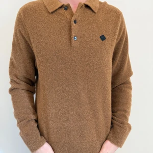 Brun pikétröja med knappar - En pikétröja med en fin unik färg från j.lindberg