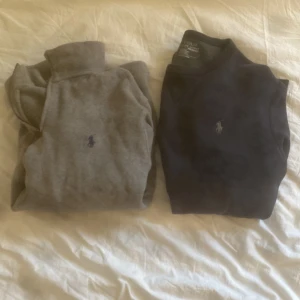 Grå och svart polotröja från Ralph Lauren - Två stilrena polotröjor från Ralph Lauren i grått och marinblått. Båda tröjorna har den klassiska loggan broderad på bröstet. Perfekta för en elegant och avslappnad look.