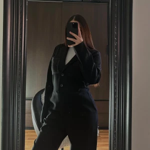 Jumpsuit  - Snygg svart kavaj med vita ränder från Reclaimed Vintage. Kavajen har två knappar framtill och en bröstficka samt två fickor bak. Perfekt för en stilren look.🥰🥰🥰