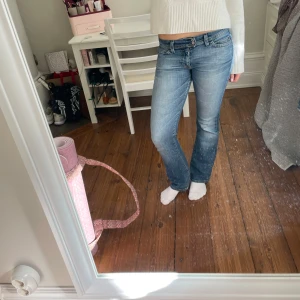 Snygga jeans - Superfina! Lite slitningar (se bild)