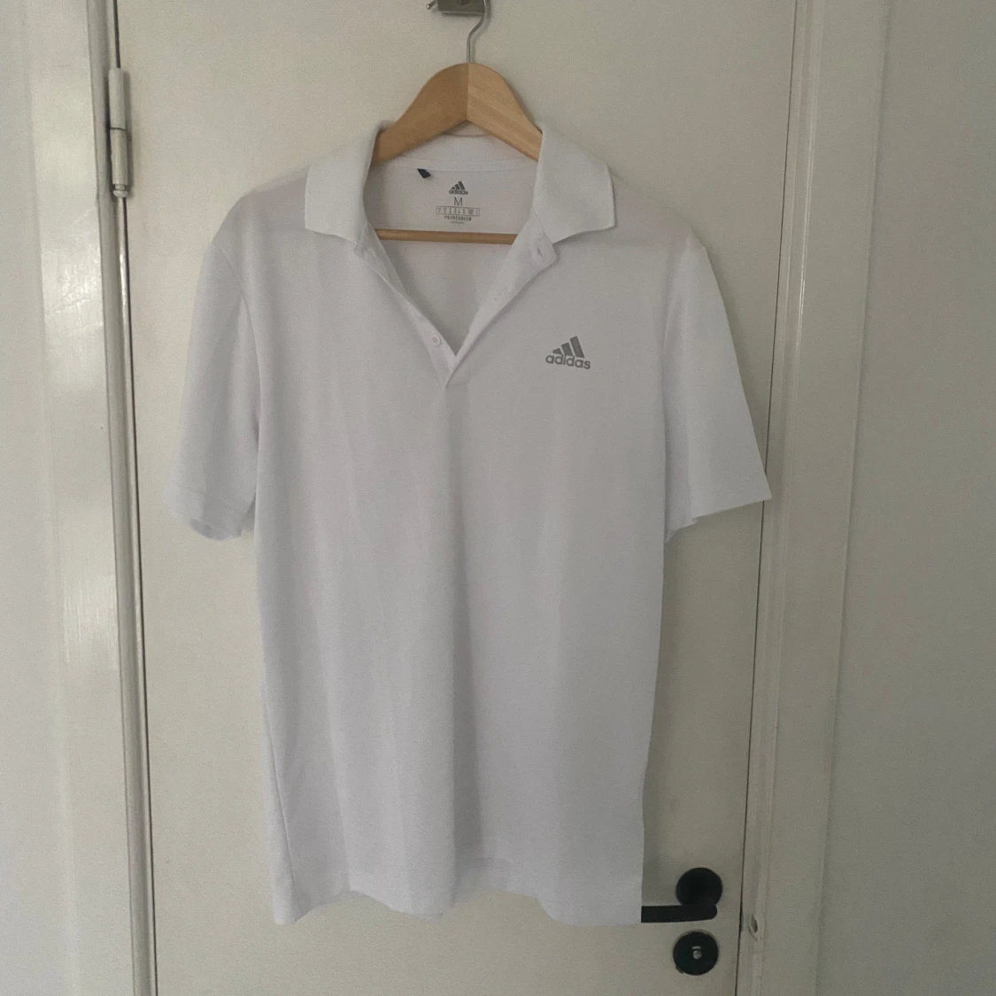 Vit pikétröja från Adidas