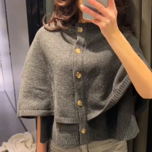 Grå cape med knappar från Zara - Snygg grå cape från Zara med knappar framtill. Perfekt för våren och den är knappt använd 