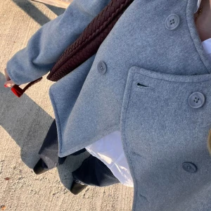 Kort ljusgrå kappa/jacka från Gina Tricot - Säljer nu denna superfina vårkappa/jacka i en ljusgrå färg. Jackan köptes i höstas och är endast använd ett fåtal gånger, superfint skick! Knappar hela vägen och stl S 🌸🌸nypris 499:- och slutsåld på hemsidan.