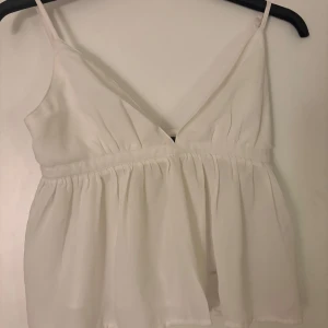 Vit linnetopp från BikBok - Säljer en söt vit linnetopp från BikBok🩷