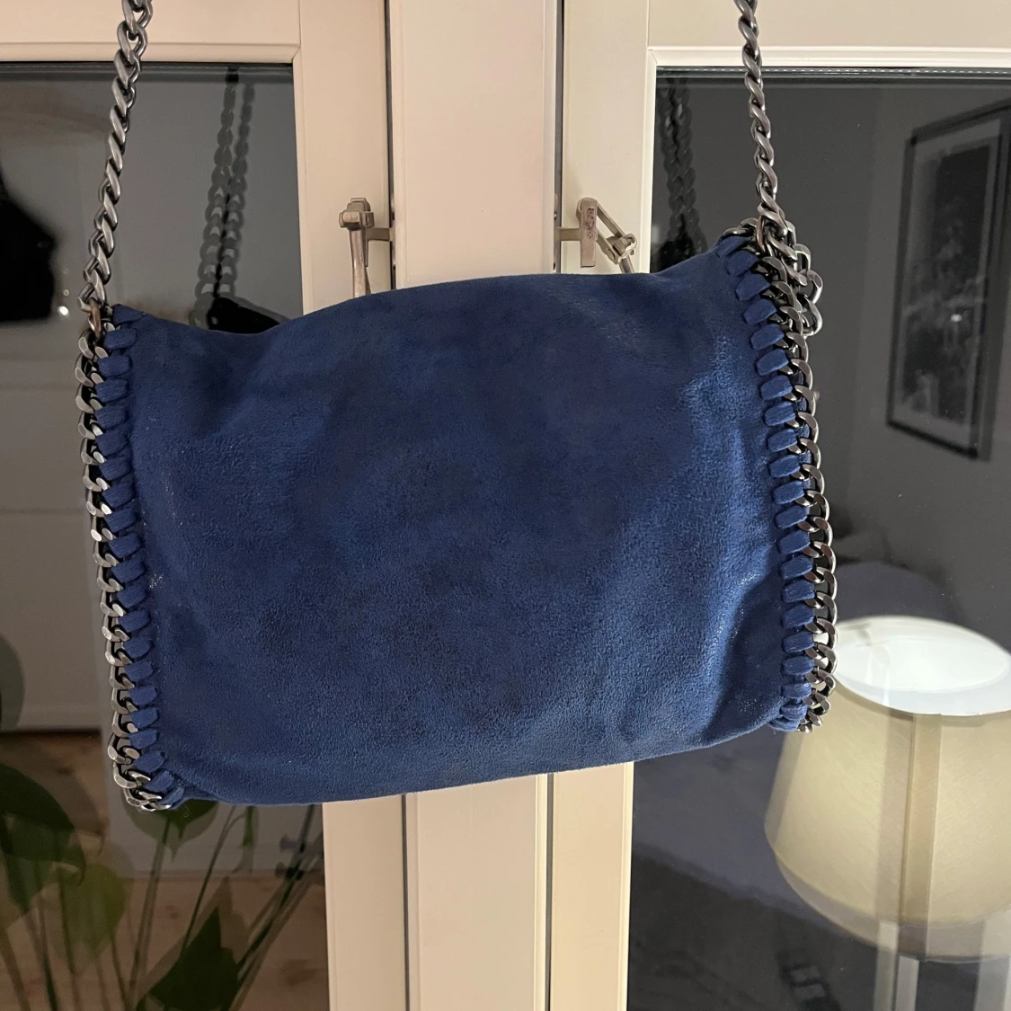 Blå axelväska med kedjedetaljer - 1