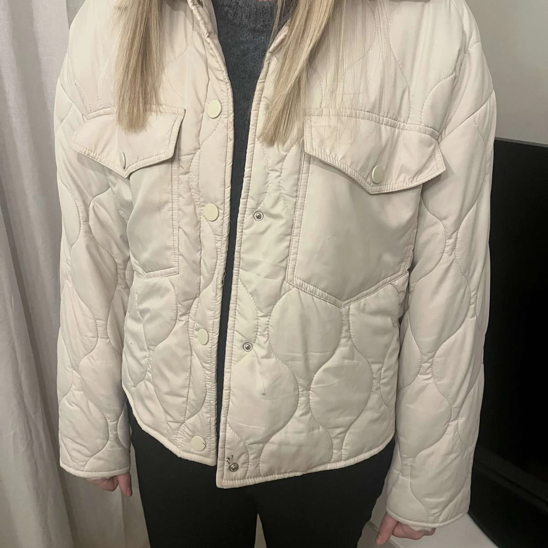 Beige quiltad jacka med knappar
