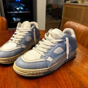 Vita och blå sneakers från Axel Arigato - Säljer mina arigatos för jag använder dom inte längre 