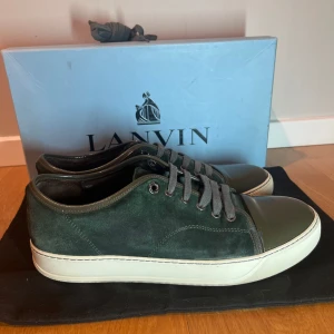 Lanvin skor  - | Lanvin DBB1  | Nypris: 5000kr | Storlek: UK 8 | Skick: Bra (slitage finns) | Medföljer: box, dustbag och extra snören | extremt snygga och är i en eftertraktad färg! Passar både fest och vardag! Hör av dig vid minsta lilla fråga!🤩