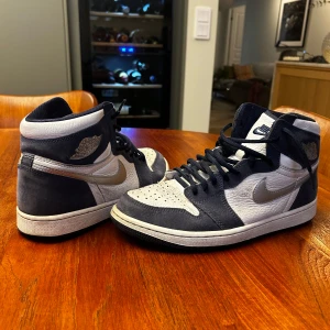 Nike Air Jordans i blått och vitt  - Hej säljer min jordans för jag använder dom inte längre. Kvitto finns men boxen har jag slängt. Det är bara att fråga om det är något