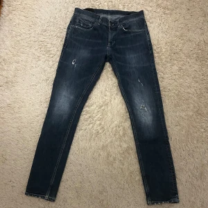 Dondup George - Tja säljer dehär riktigt feta Dondup jeansen i modellen george. De är sjukt snygga och i bra skick. Nypris är 3499kr och de är i storlek W32 men sitter mer som W30-31. Hör gärna av er ifall ni undrar över något.