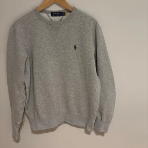 Polo Ralph Lauren sweatshirt - Stilren Ralph Lauren tröja, 1500kr i nypris! Helt perfekt skick! Tröjan är ljusgrå i storlek S. Pris kan diskuteras, skriv om ni har några frågor! 