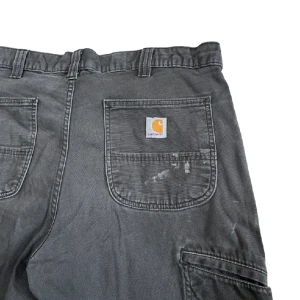 Carhartt carpenter byxor - Tja! Säljer dessa snygga byxor för att de inte används. Byxorna är i bra skick förutom att de har lite fläckar av t.ex. färg men det är lite meningen. Hoppas du vill köpa!