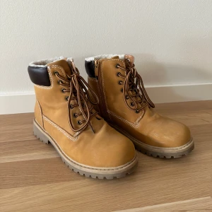 Kängor - Bruna fodrade kängor med snörning och dragkedja. Använda med slitage som syns på bilderna.