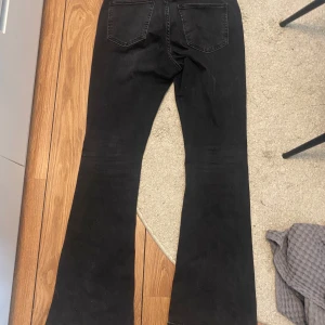 Svarta bootcut jeans - Slit snygga svarta jeans från Gina tricot                Nyköpta och använts 1 gång                                      Säljer på grund av att dem är för korta   