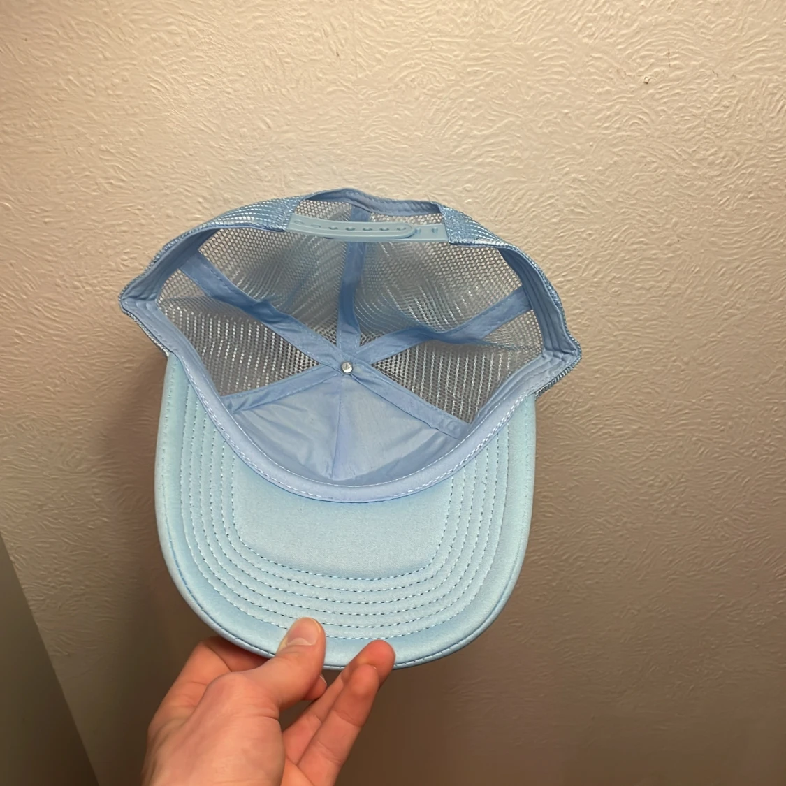 Ljusblå och vit keps med text - 4