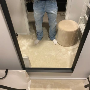 3 jeans 100kr - Säljer dessa tre jeans för 100kr totalt, ett par weekday oc ja två par hm, killen på bilden är 180. Alla är i bra skick och fraktas snabbt 