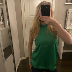 Grön ärmlös topp med knyt - INTRESSEKOLL!! Snygg grön ärmlös topp med knyt i nacken. 🥰