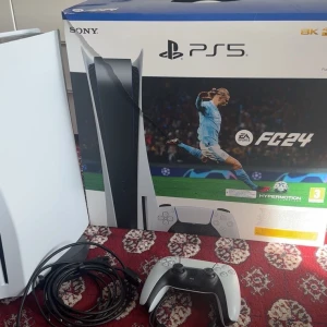 Sony PlayStation 5 med FC24 - Säljer en Sony PlayStation 5 med spelet FC24. Konsolen har en elegant vit design och kommer med en trådlös handkontroll. Haft i ett halvår. 