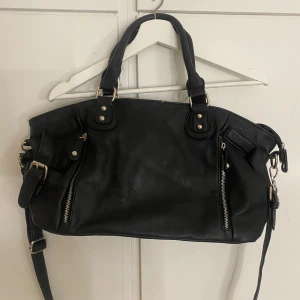 Svart väska - Svart väska från CIA Desin UF drop 03!🤍