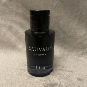 Sauvage Eau de Parfum från Dior - Säljer min flaska Dior Sauvage EDP  60ml eftersom att jag inte använder den. Den luktar gott och är populär bland tjejerna. Det är ungefär 75% kvar i flaskan😁 hör av er vid frågor eller prisförslag. Pris är fast‼️ perfekt gova till sonen😁man får även lådan till parfymen vid köp‼️😁