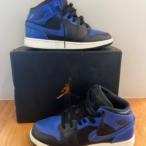 Nike Air Jordans i svart och blått mid 38,5 - Snygga Nike Air Jordans i en cool kombination av svart och blått. Modellen heter *hyper royal* och sitter mid. De är använda sparsamt och de är köpta på kicks n stuff för 2199kr. Säljer de för enbart 500kr. Men priset går självklart att diskutera! Box ingår👍🏽