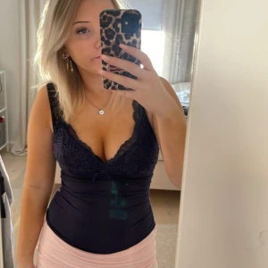 Svart topp från Shein - Snygg svart topp från Shein med spetsdetaljer och v-ringning. Aldrig använt så den är för liten för mig 💕