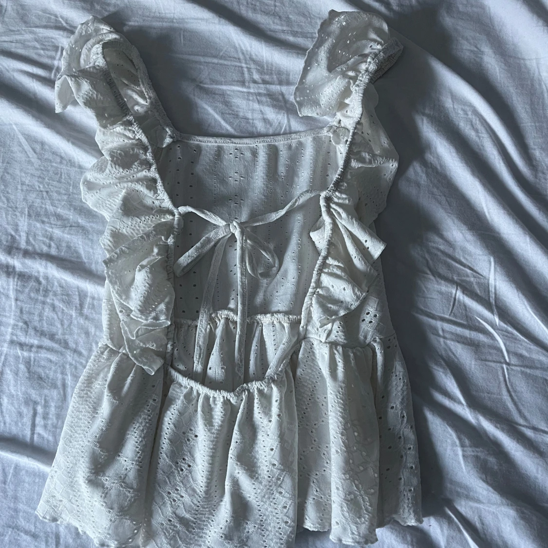 Vit blus med volanger - 2