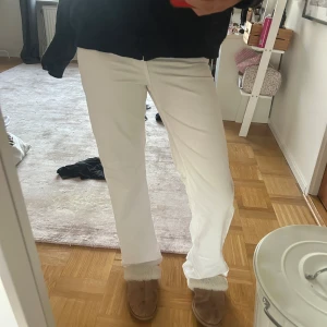 Vita jeansbyxor från Zara - Snygga vita jeansbyxor från Zara med en klassisk design. Byxorna har en rak passform och är tillverkade i ett bekvämt bomullsmaterial. Perfekta för en stilren look. (Ena bälte hålet är sönder, men inget som märks) 