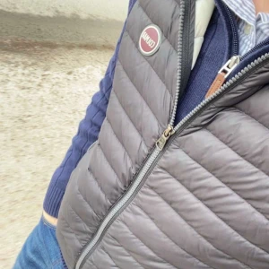 Svart väst från Colmar - Snygg svart väst från Colmar med dragkedja och hög krage. Perfekt för lager-på-lager under kyliga dagar. Västen har en quiltad design och två praktiska fickor med dragkedja framtill. Inget hål eller något fel på den alls👍🏼. Pris kan diskuteras vid snabb affär ❄️❄️