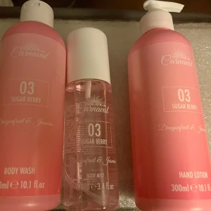 *NY*Amour de Carnaval 03 Sugar Berry Set, Presenttips  - Detta set från Amour de Carnaval innehåller en body wash, en body mist och en handkräm, alla med doften Sugar Berry, en blandning av drakfrukt och jasmin. Perfekt för dig som älskar fruktiga och blommiga dofter. Body mist 100 ml, Body wash 300 ml, Hand lotion 300 ml. Doft: Dragonfruit & Jasmine   Brazilian Elegance:  Experience the allure of Brazilian Bliss, a mesmerizing blend of vibrant tropical fruits and soft floral notes. 