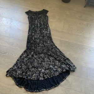 Svart glittrig balklänning❤️sjöjunfruformad❤️ - Världens snyggaste balklänning med glittrigt mönster och transparenta detaljer vid axlarna. Klänningen har en vacker fall och är perfekt för festliga tillfällen. Har kupor inbyggd så man kan ha den utan bh. Känner sig verkligen som en prinsessa i den. Köpt utomlnads för ca 6000 kr. ❤️