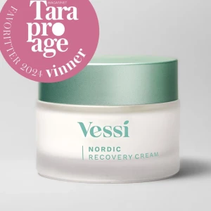 Vessi Nordic Recovery Cream. Självklart oanvänd och oöppnad! - Vessi Nordic Recovery Cream är en återfuktande ansiktscreme, perfekt för att ge huden en fräsch och återställd känsla. En av de bästa cremer jag har använt och faktiskt fastnat för. Behövs inte mycket av den heller så håller ett tag, eller ja. Räcker ett tag vill säga 😊 Vinnare av Tara Pro Age Favoriter 2024. Nypris vid inköp i Januari var 479 kr. Självklart ny och oöppnad. 
