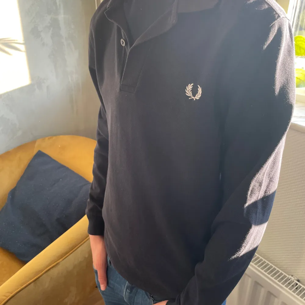 Långärmad pikétröja från Fred Perry. Säljer eftersom den blivit för liten. Neuletakit & Villapaidat.
