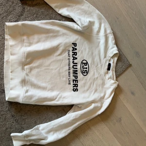 Parajumper Tröja - Storlek L men sitter mer åt M håller så passar båda!  Knappt använd så den är i princip som ny inga hål eller defekter!