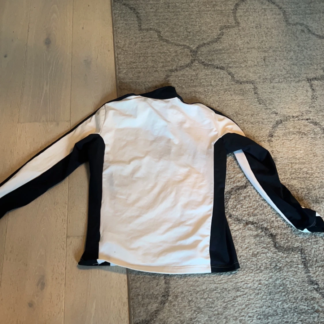 Vit och svart tröja från Peak Performance - 1