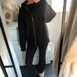 Svart ”bomberjacka” - Supersnygg ”bomberjacka” från Zara, sparsamt använd. Passar perfekt nu till våren ☺️